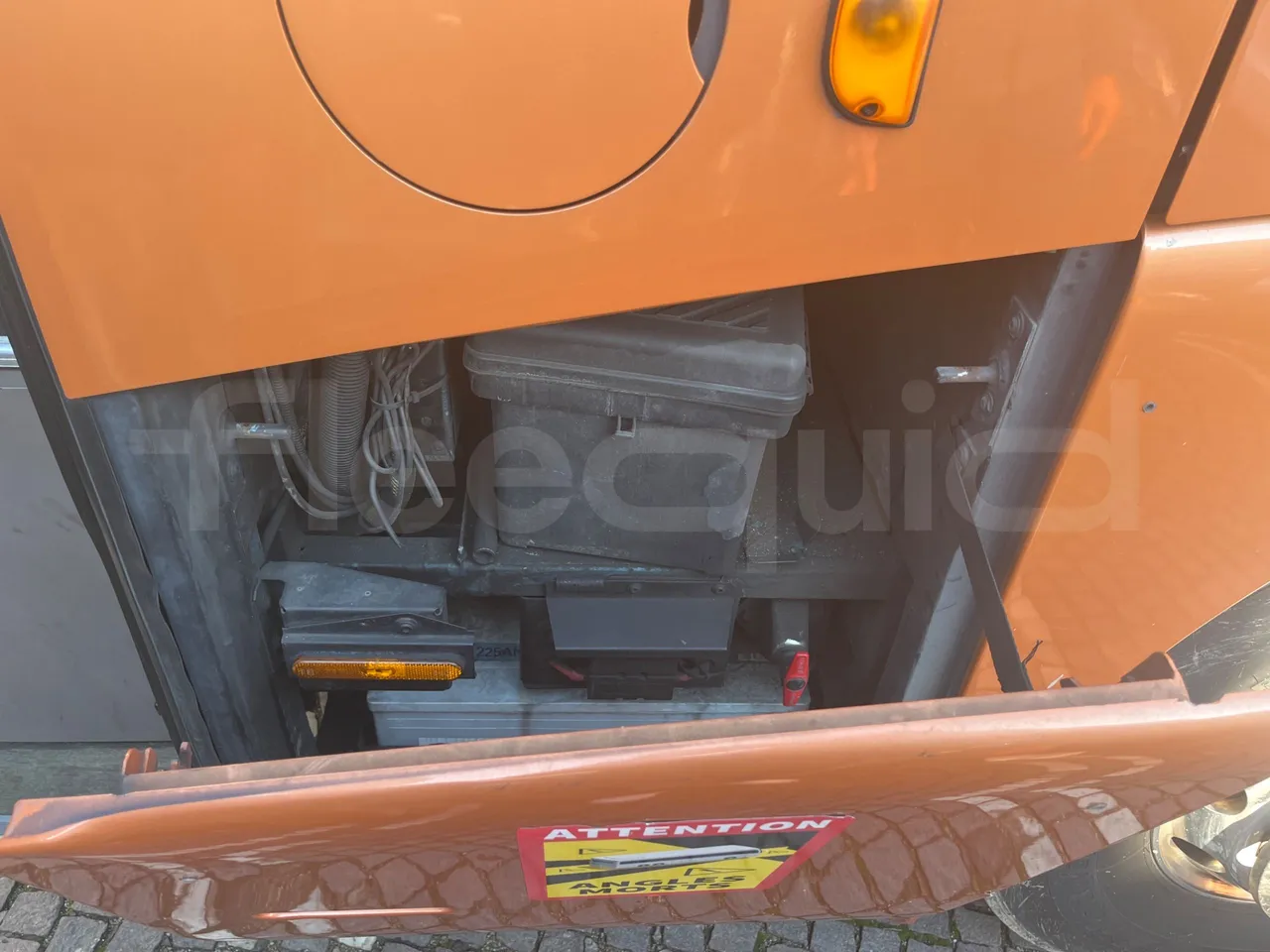 Iveco Magelys SFR210 - Euro5 - 331kW - 12.250mt - external compartments photo