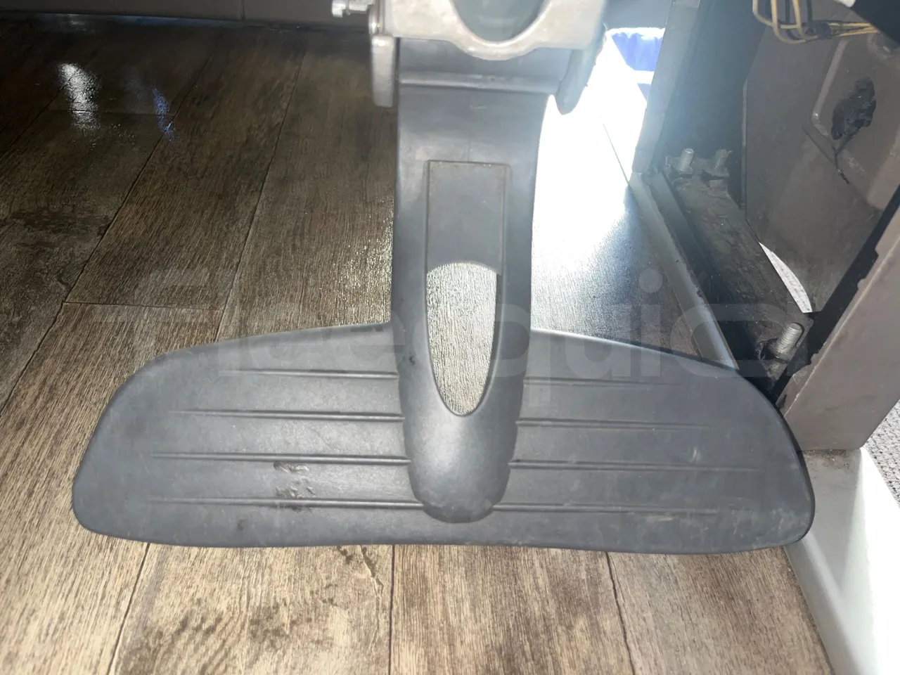 Iveco Magelys SFR210 - Euro5 - 331kW - 12.250mt - footrest detail photo