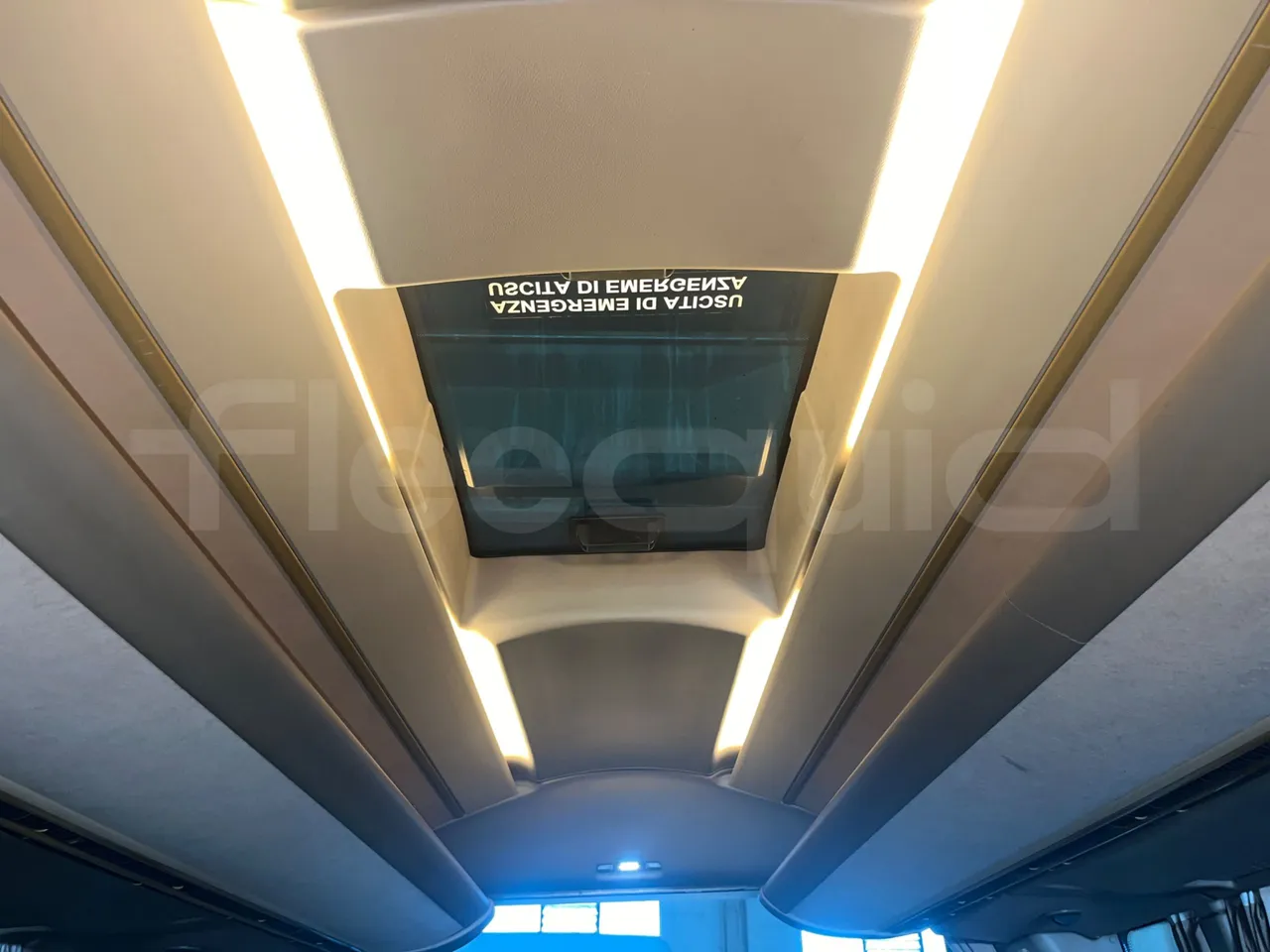 Iveco Magelys SFR210 - Euro5 - 331kW - 12.250mt - roof hatch 1