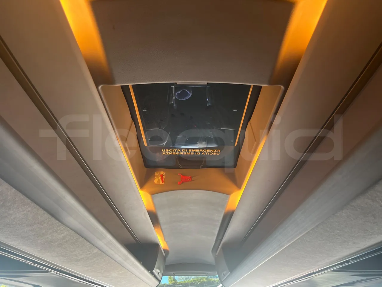 Iveco Magelys SFR210 - Euro5 - 331kW - 12.250mt - roof hatch 2