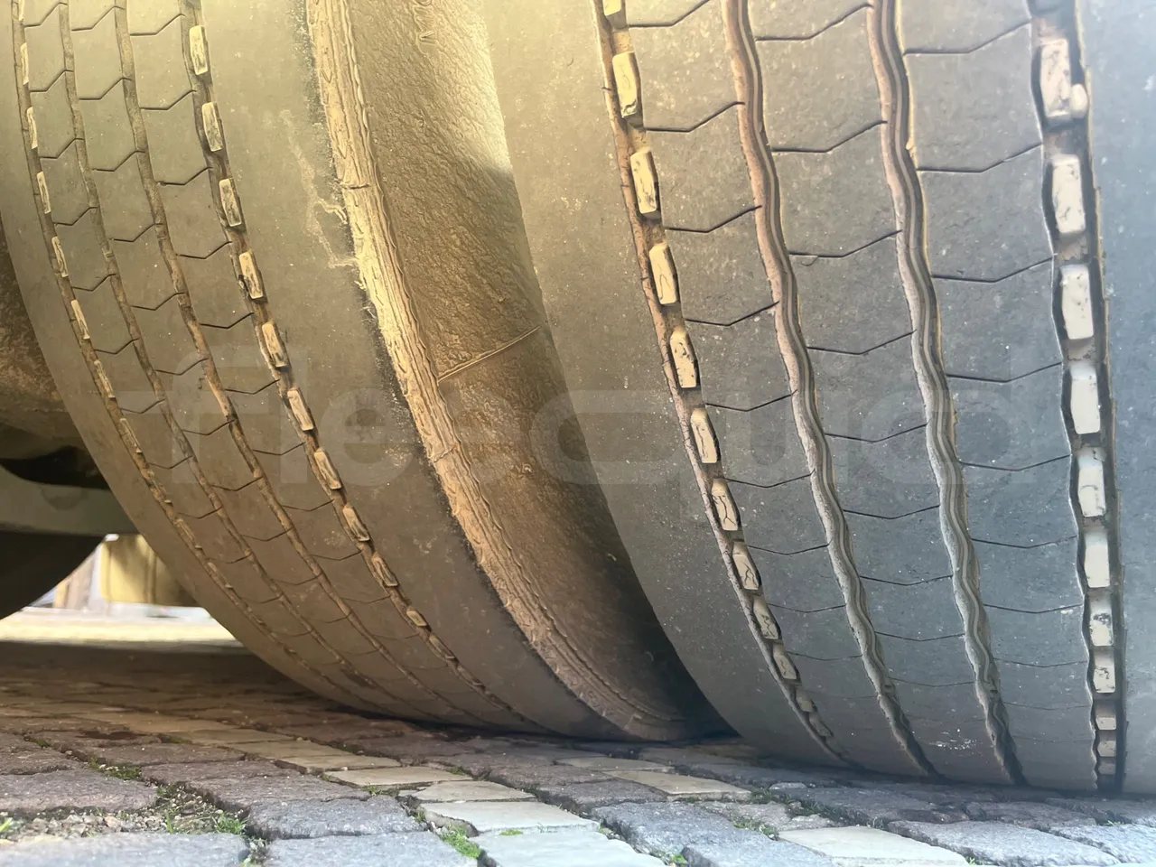 Iveco Magelys SFR210 - Euro5 - 331kW - 12.250mt - tread condition front tires left