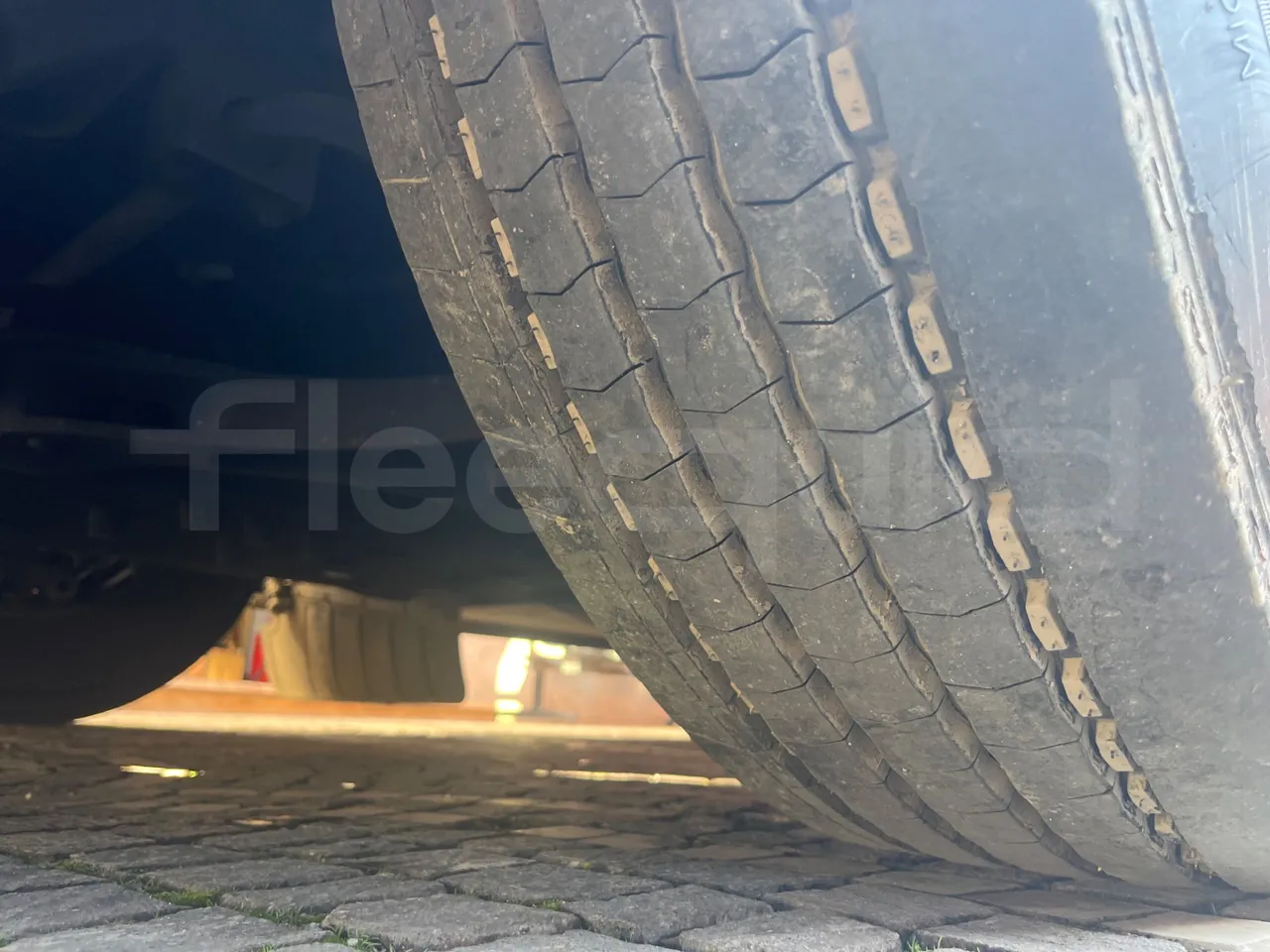 Iveco Magelys SFR210 - Euro5 - 331kW - 12.250mt - tread condition front tires right
