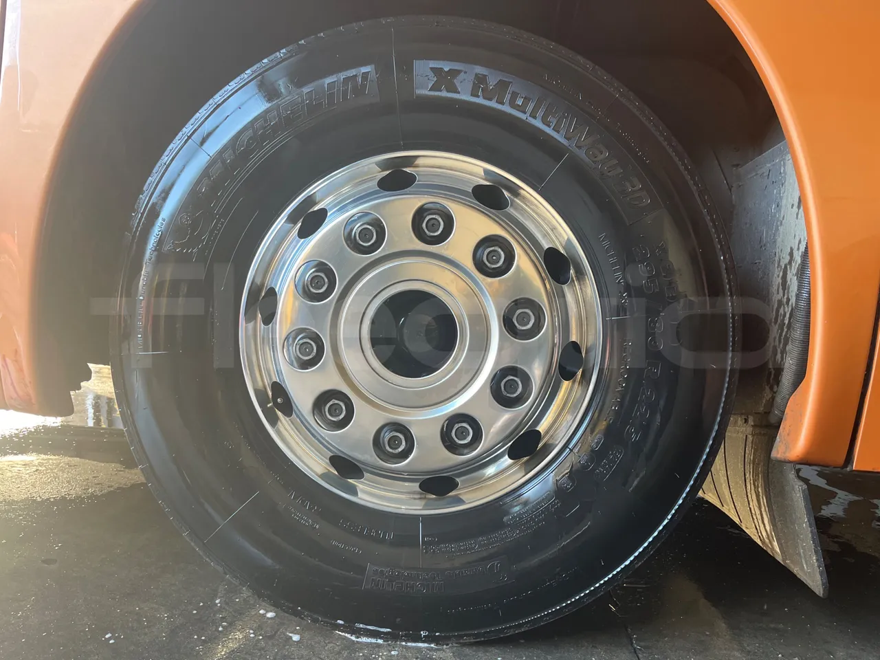 Iveco Magelys SFR210 - Euro5 - 331kW - 12.250mt - front left tire measurements