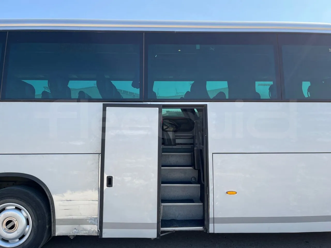 Scania Touring HD K114B4X2/ Euro 3 - 280 Kw - 12,850 Mt - front door 2 open