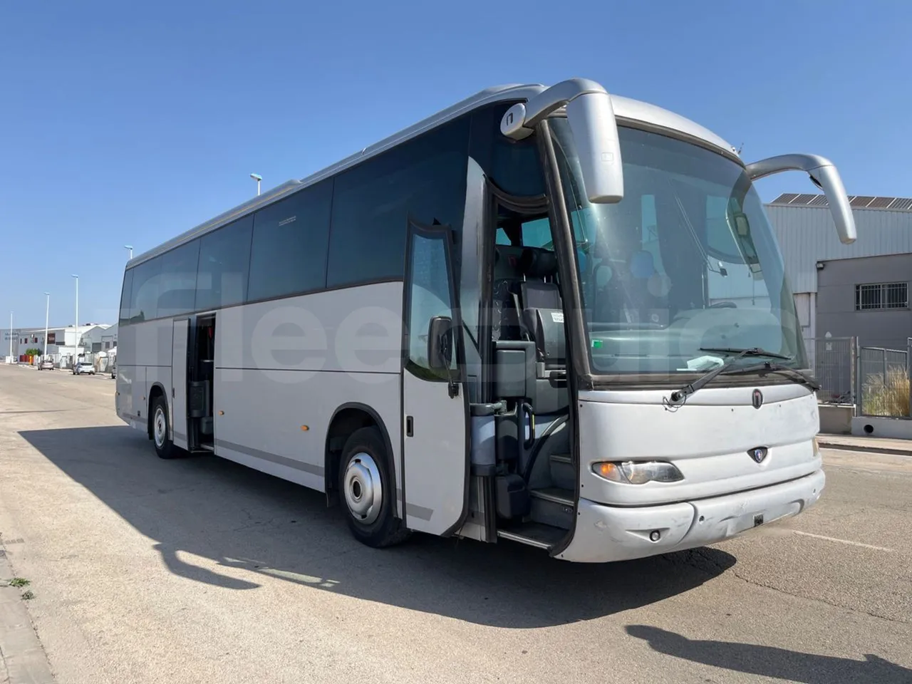 Scania Touring HD K114B4X2/ Euro 3 - 280 Kw - 12,850 Mt - 3/4 right front doors open