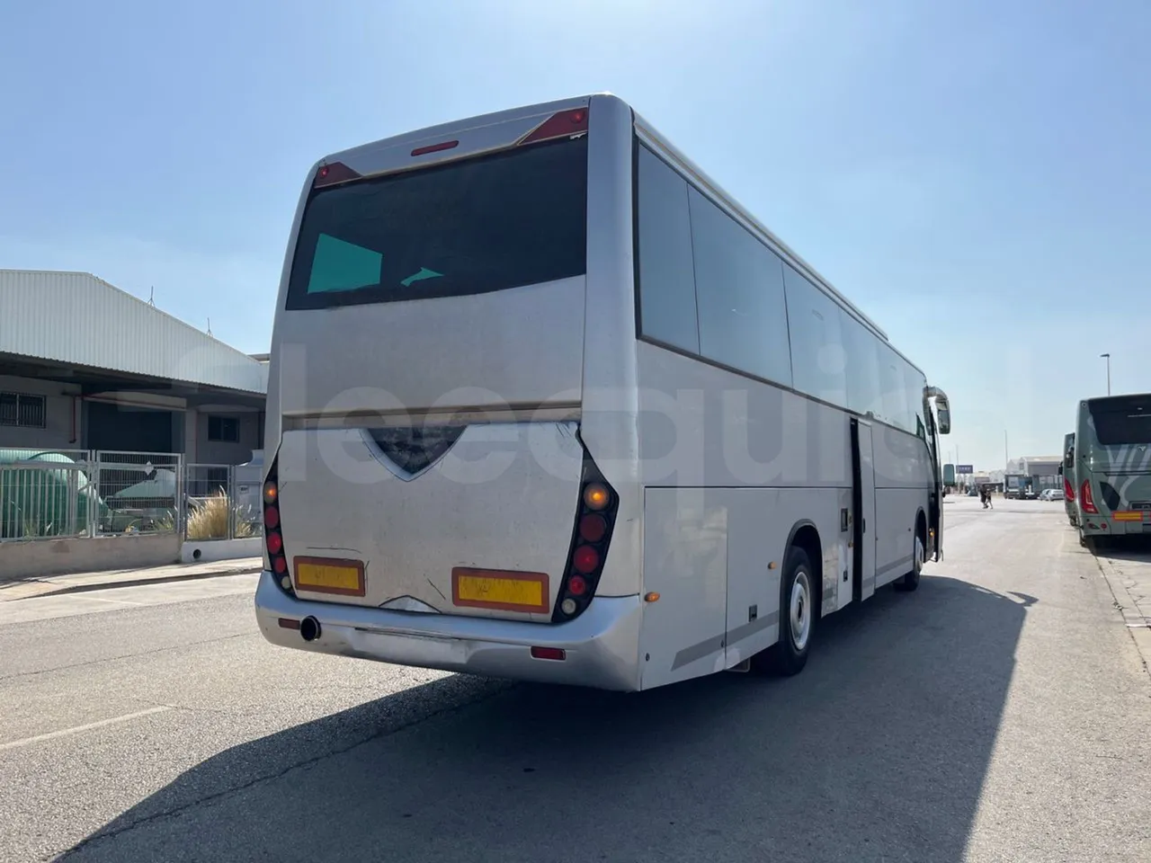 Scania Touring HD K114B4X2/ Euro 3 - 280 Kw - 12,850 Mt - 3/4 right rear doors closed
