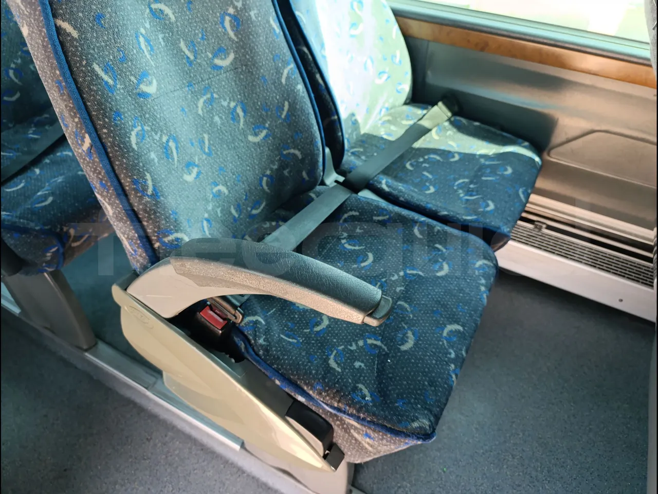 Scania Touring HD K114B4X2/ Euro 3 - 280 Kw - 12,850 Mt - armrest detail photo