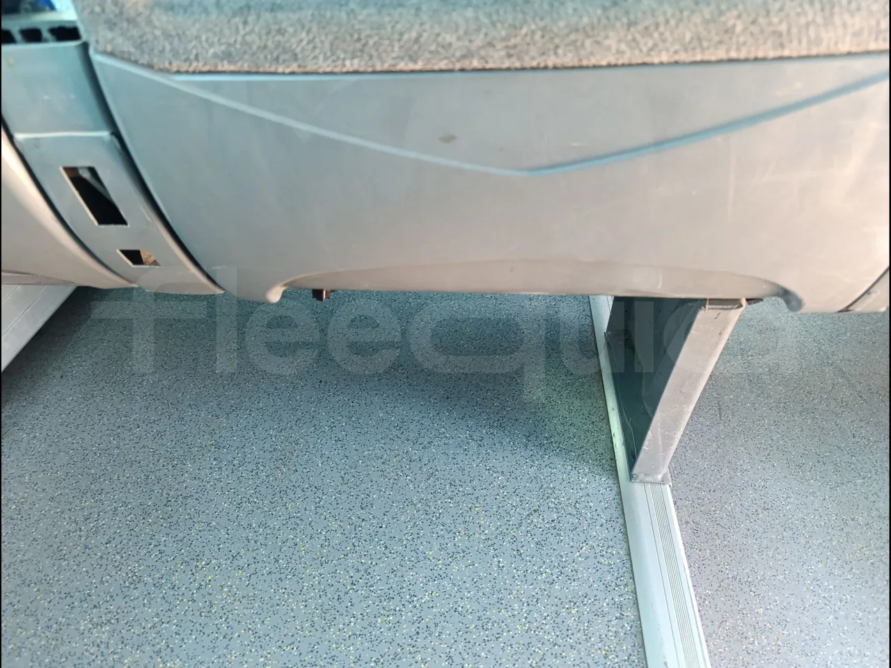 Scania Touring HD K114B4X2/ Euro 3 - 280 Kw - 12,850 Mt - footrest detail photo