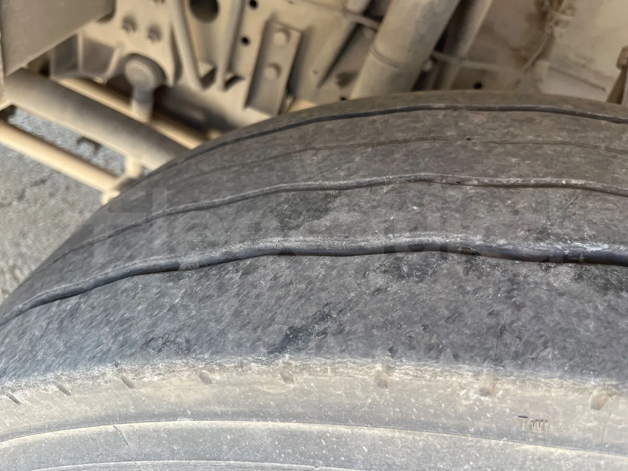 Scania Touring HD K114B4X2/ Euro 3 - 280 Kw - 12,850 Mt - tread condition front tires left