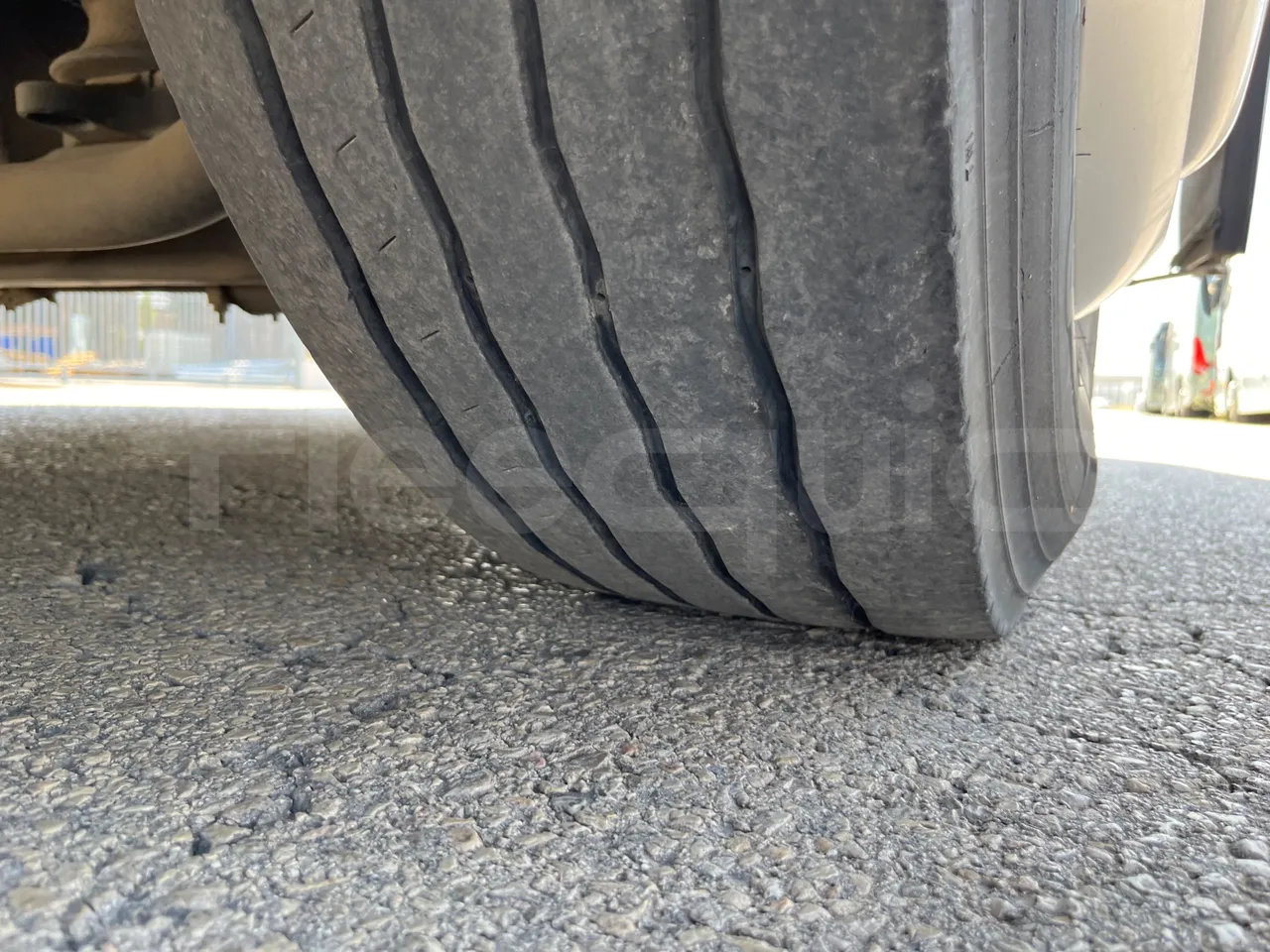 Scania Touring HD K114B4X2/ Euro 3 - 280 Kw - 12,850 Mt - tread condition front tires right