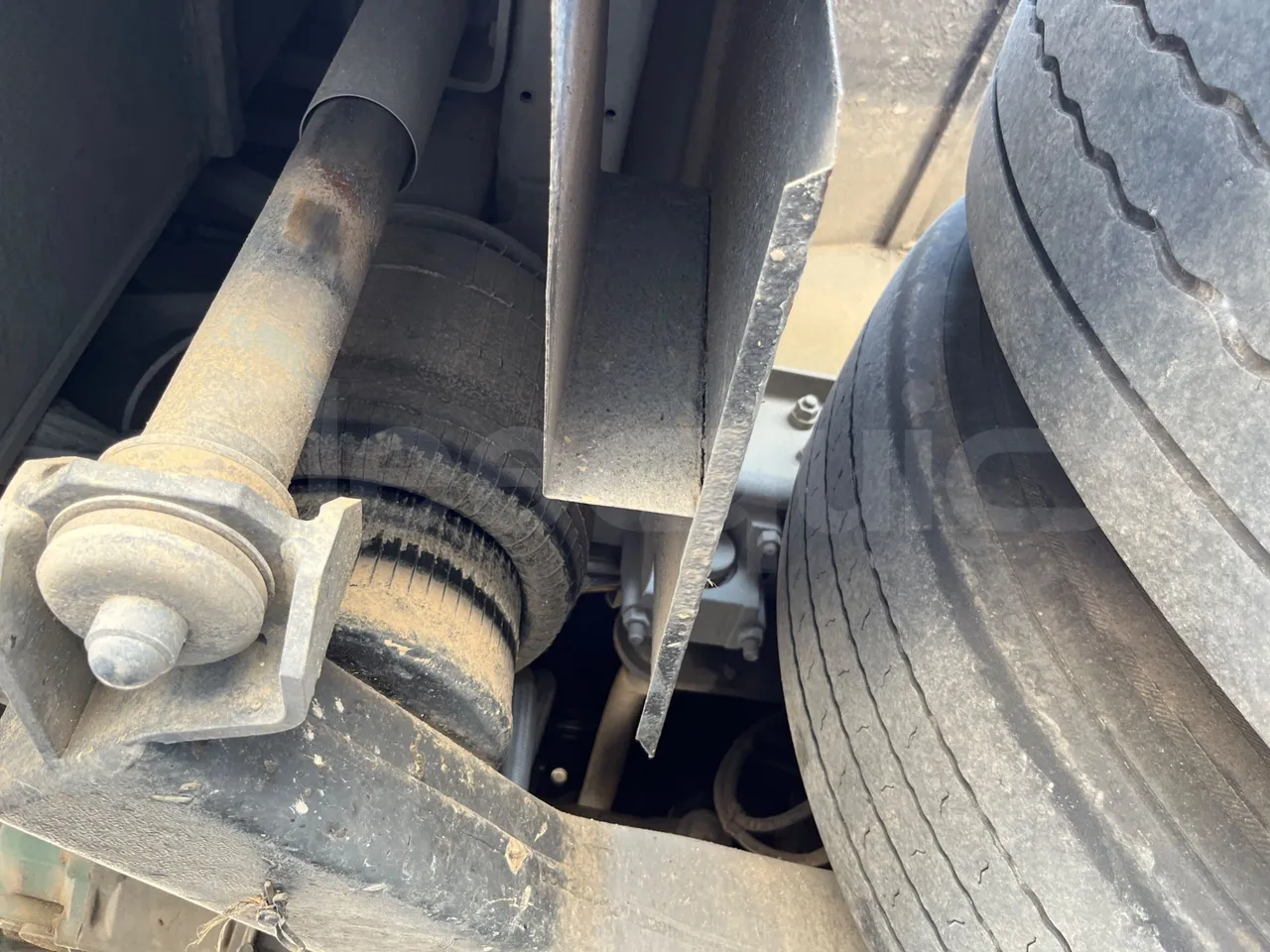 Scania Touring HD K114B4X2/ Euro 3 - 280 Kw - 12,850 Mt - axle 2 shock absorbers 2 left