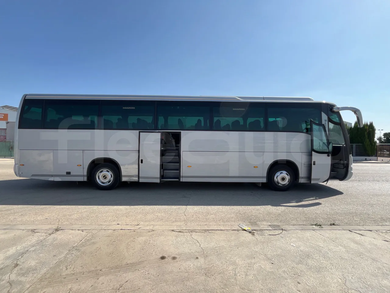 Scania Touring HD K114B4X2/ Euro 3 - 280 Kw - 12,850 Mt - right side doors open