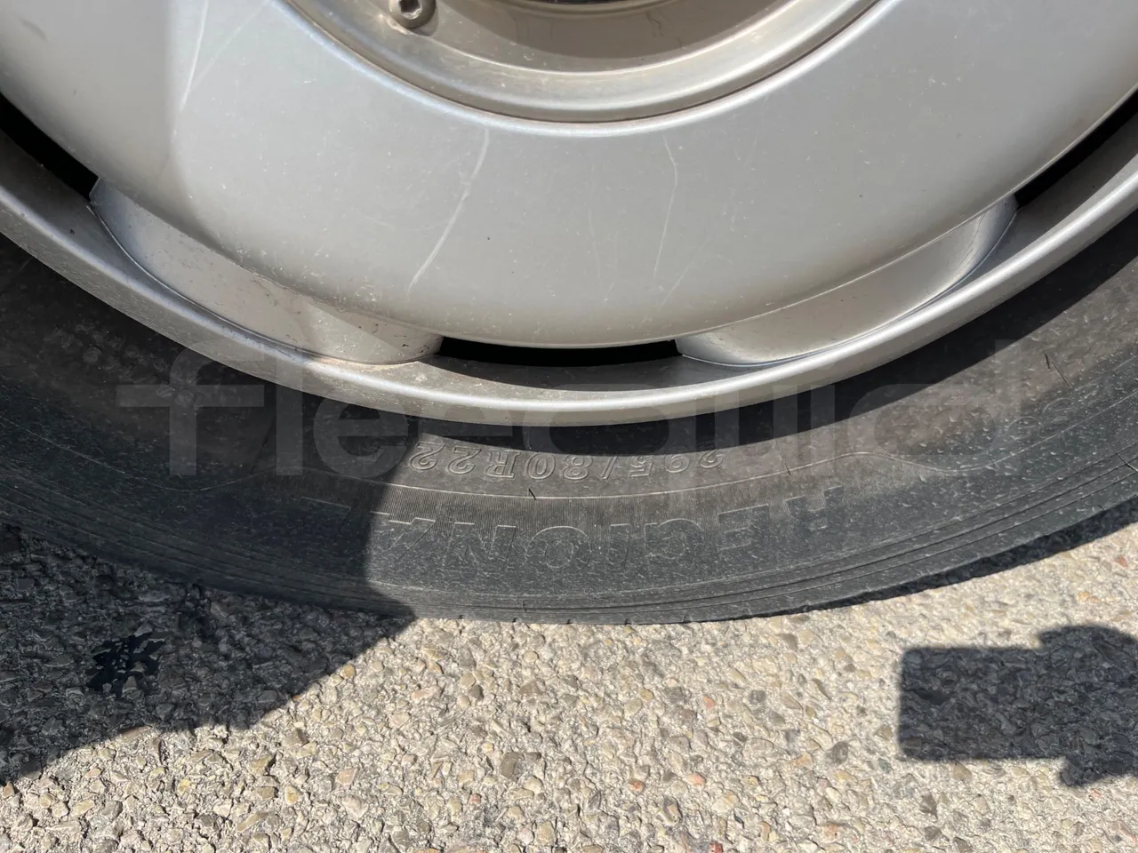 Scania Touring HD K114B4X2/ Euro 3 - 280 Kw - 12,850 Mt - front left tire measurements