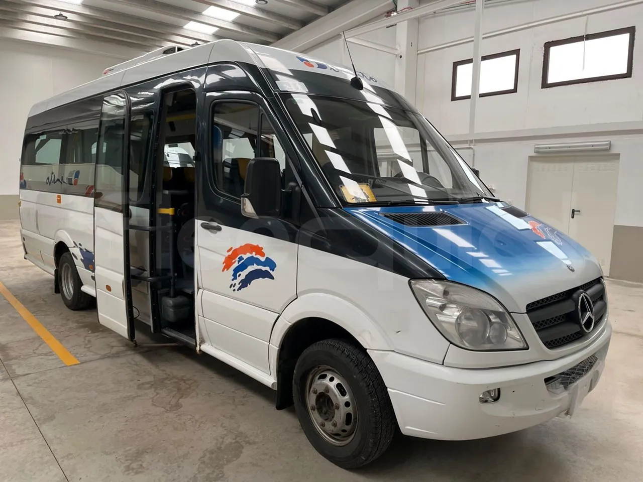 Mercedes-Benz Sprinter 516CDI - EUR5 - 120kW - 7.530m - 3/4 right front doors open