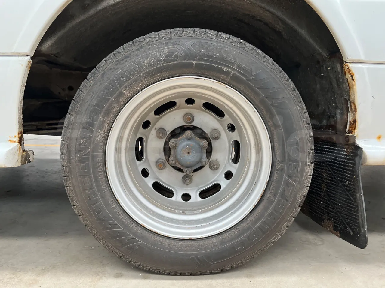 Mercedes-Benz Sprinter 516CDI - EUR5 - 120kW - 7.530m - tread condition front tires left