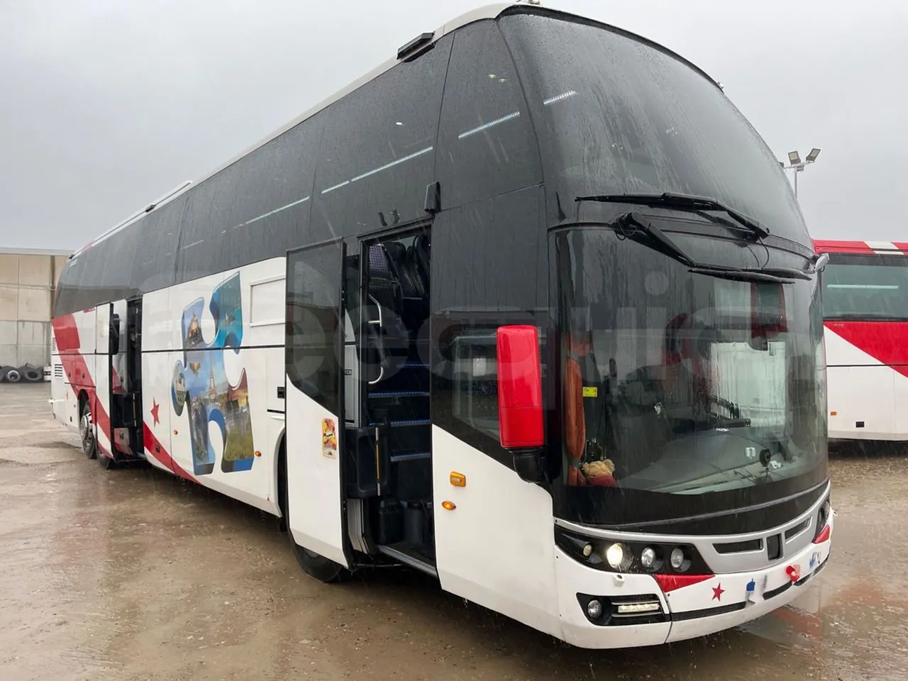 Volvo Beulas Glory B3RJ3C60C - Euro 6 - 345 kW - 14.600 mt - 3/4 right front doors open