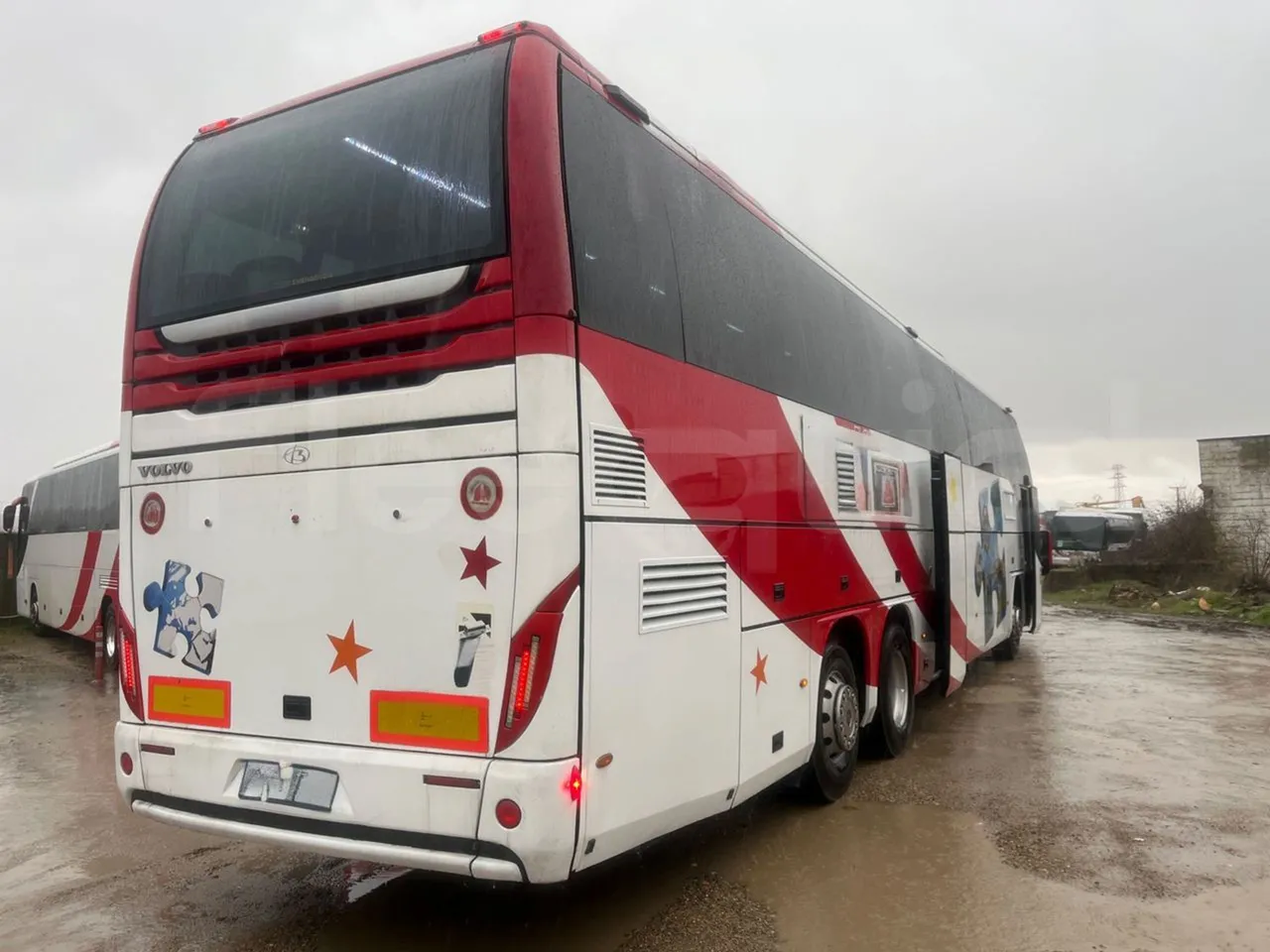 Volvo Beulas Glory B3RJ3C60C - Euro 6 - 345 kW - 14.600 mt - 3/4 right rear doors open