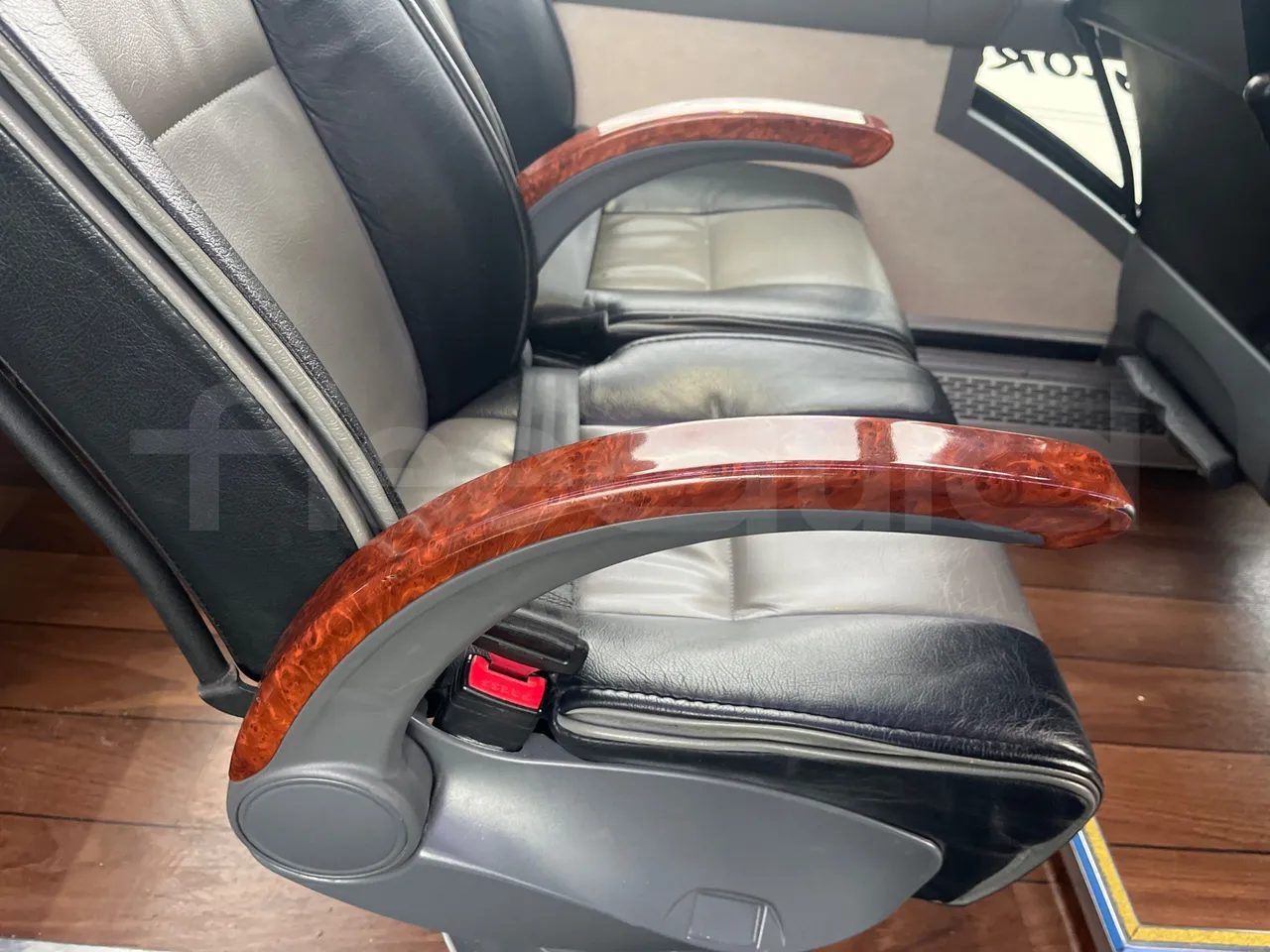 Volvo Beulas Glory B3RJ3C60C - Euro 6 - 345 kW - 14.600 mt - armrest detail photo