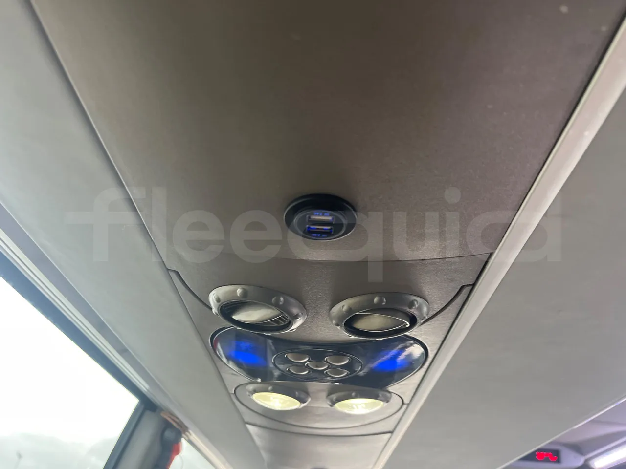 Volvo Beulas Glory B3RJ3C60C - Euro 6 - 345 kW - 14.600 mt - usb charging detail