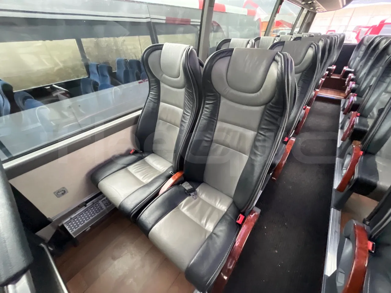 Volvo Beulas Glory B3RJ3C60C - Euro 6 - 345 kW - 14.600 mt - single seat detail