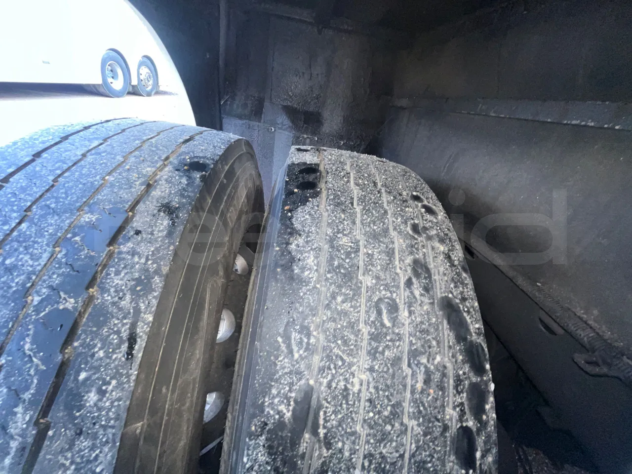 Volvo Beulas Glory B3RJ3C60C - Euro 6 - 345 kW - 14.600 mt - tread condition front tires left