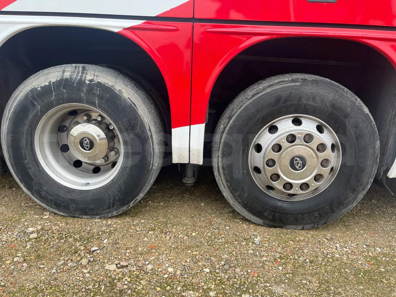 Volvo Beulas Glory B3RJ3C60C - Euro 6 - 345 kW - 14.600 mt - tread condition front tires right