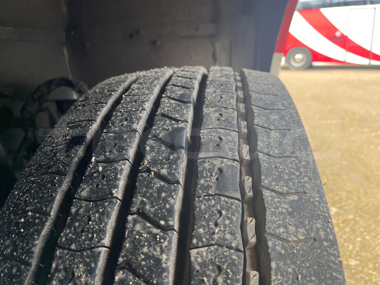 Volvo Beulas Glory B3RJ3C60C - Euro 6 - 345 kW - 14.600 mt - tread condition second axle tires left