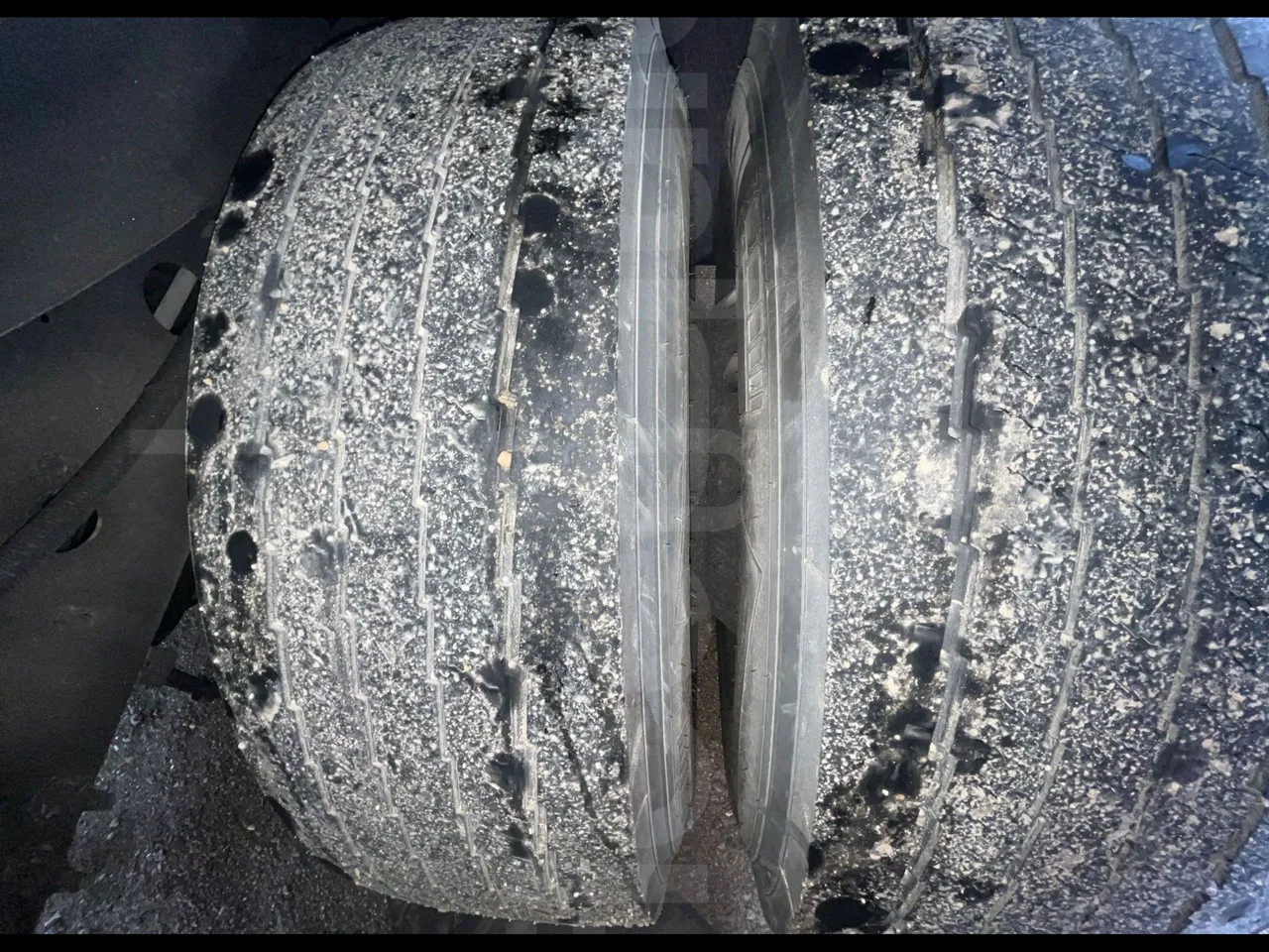 Volvo Beulas Glory B3RJ3C60C - Euro 6 - 345 kW - 14.600 mt - tread condition third axle tires left