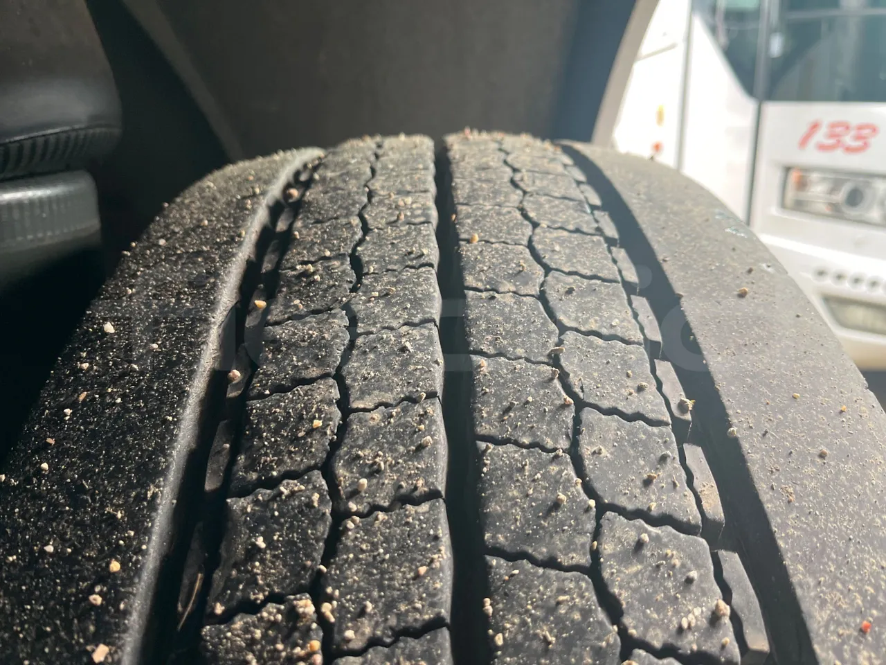 Volvo Beulas Glory B3RJ3C60C - Euro 6 - 345 kW - 14.600 mt - tread condition third axle tires right