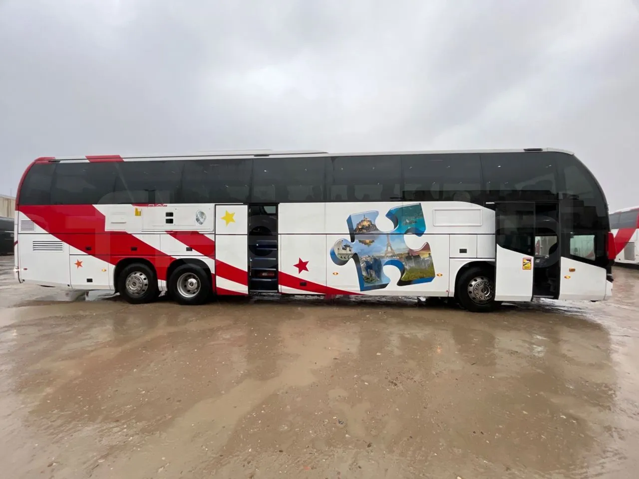 Volvo Beulas Glory B3RJ3C60C - Euro 6 - 345 kW - 14.600 mt - right side doors open