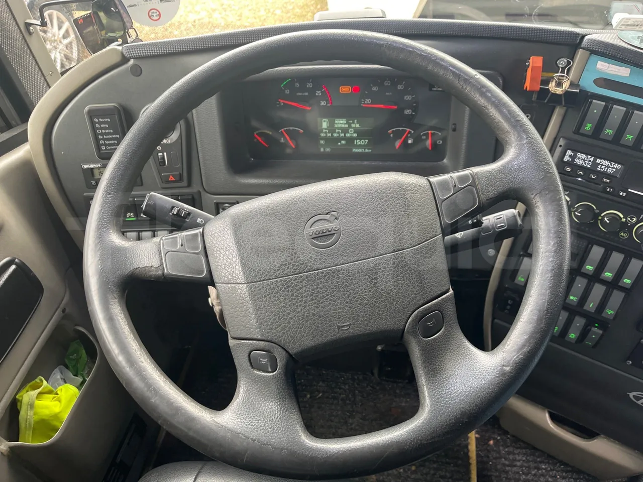 Volvo Beulas Glory B3RJ3C60C - Euro 6 - 345 kW - 14.600 mt - steering wheel photo