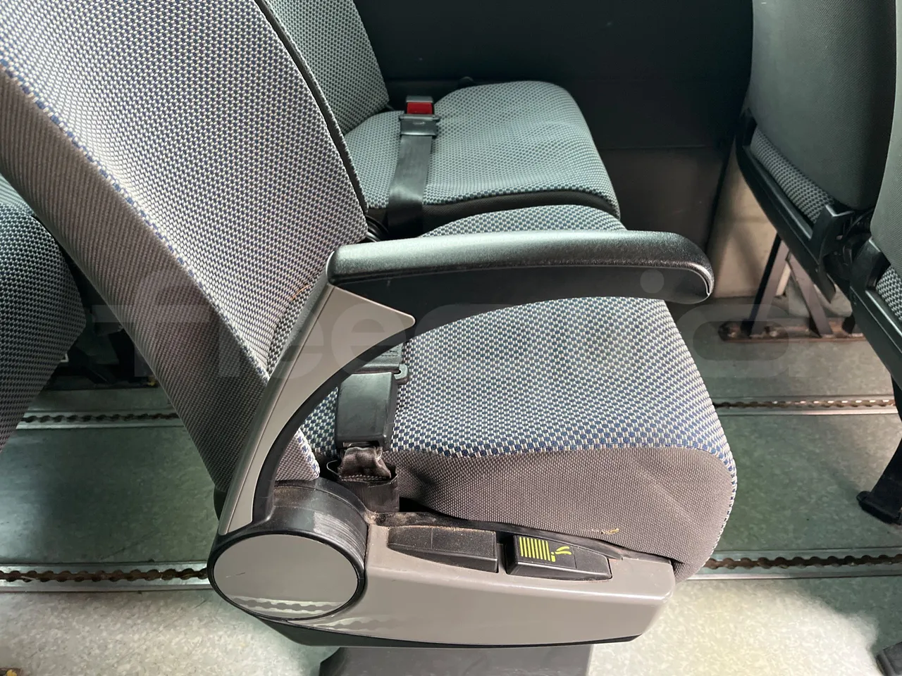 Fiat Ducato 250EDMMCBZL - EUR4 - 115.5kW - 6.363m - armrest detail photo