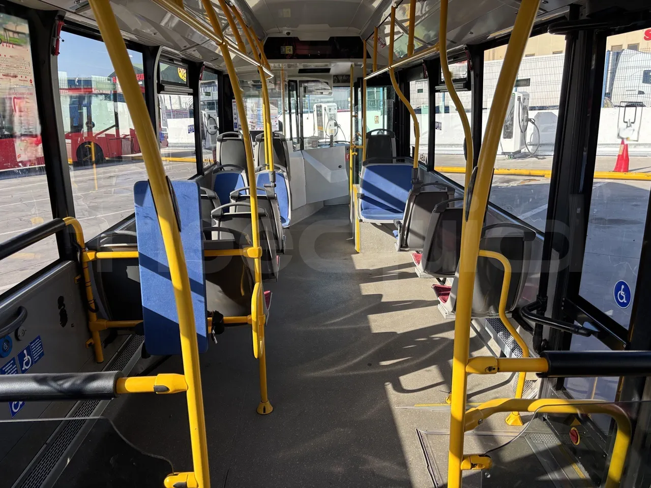 Man Castrosua - Forward Seats From Middle Position