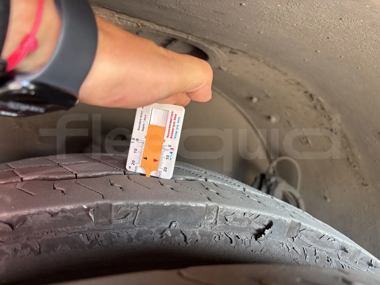 Man Castrosua - Second Axle Left Side: Tyre Thickness