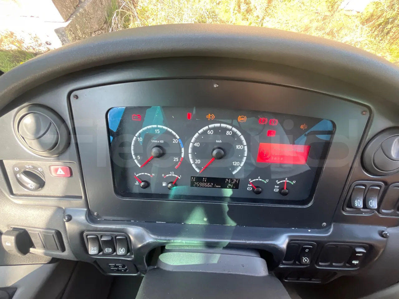 Scania Irizar K420EB -EUR4-309kW-12.92m - dashboard lights on