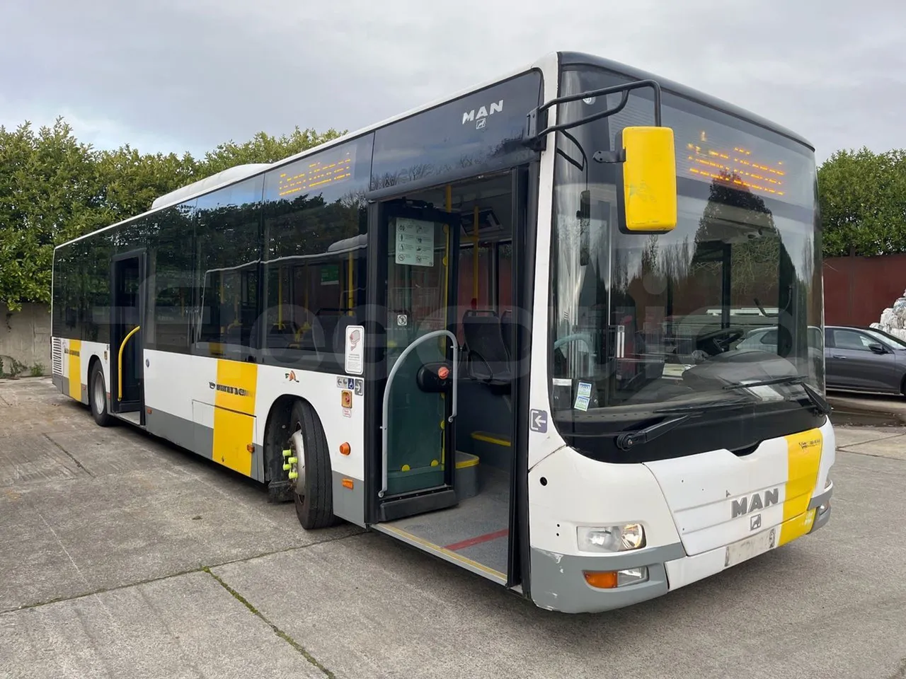 Man Lion's City A21 - EUR5 - 206kW - 11.980m - 3/4 right front doors open