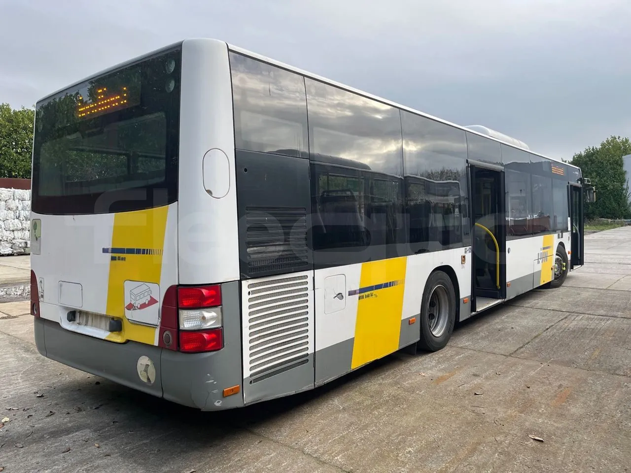 Man Lion's City A21 - EUR5 - 206kW - 11.980m - 3/4 right rear doors open