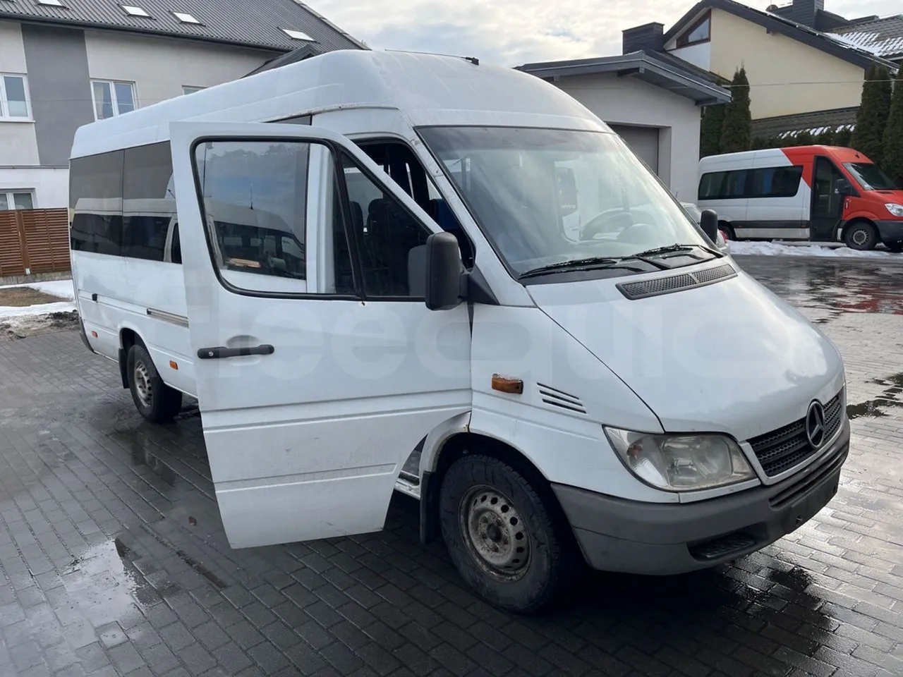 Mercedes-Benz 313 CDI   CDI - Euro3 - 95kW - 5.640mt - 3/4 right front doors open