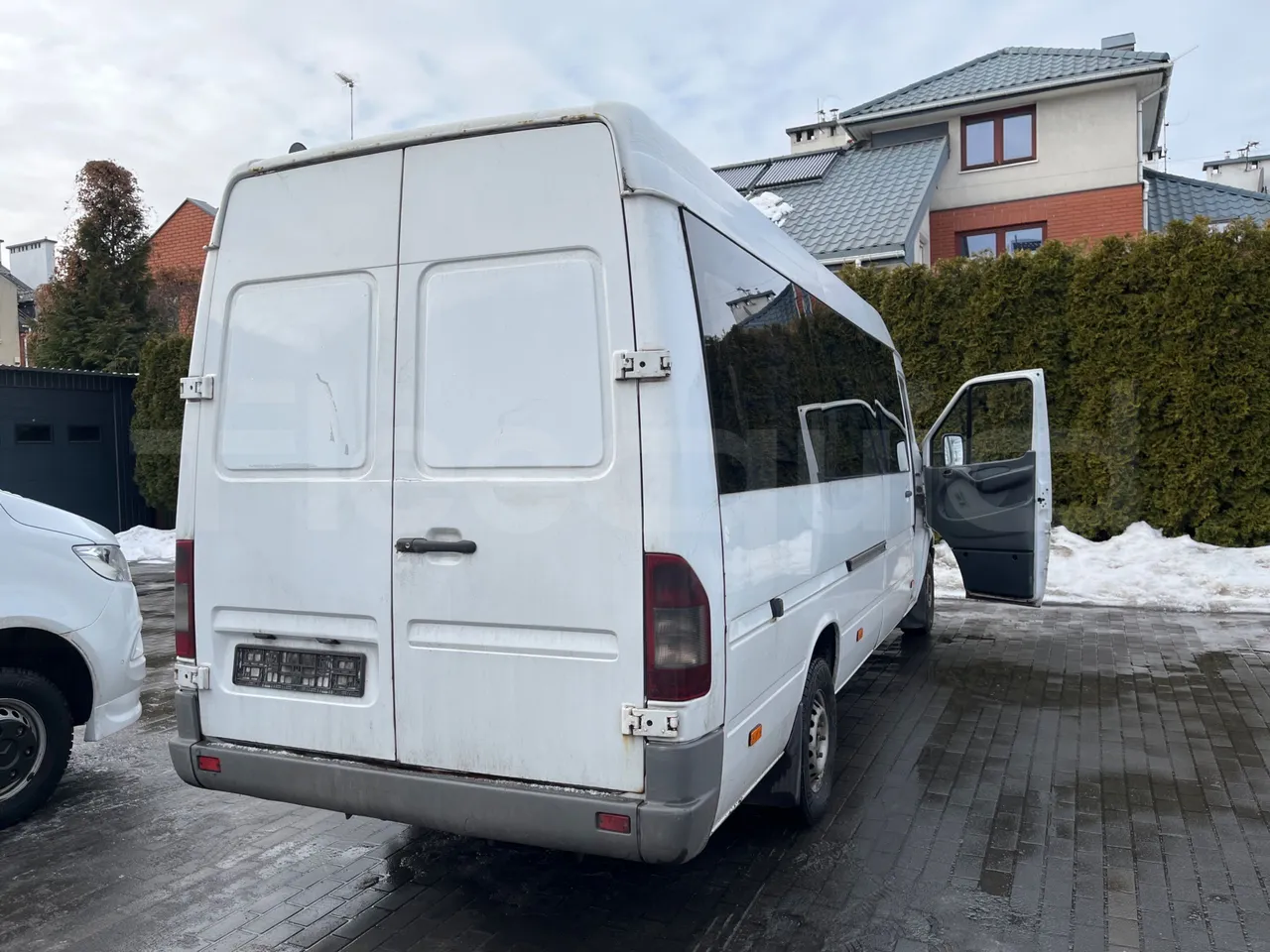 Mercedes-Benz 313 CDI   CDI - Euro3 - 95kW - 5.640mt - 3/4 right rear doors open