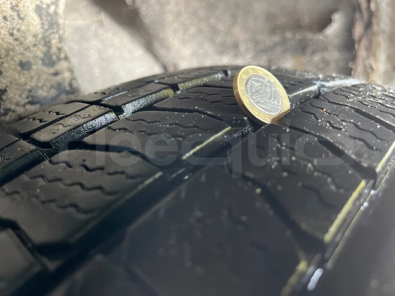 Mercedes-Benz 313 CDI   CDI - Euro3 - 95kW - 5.640mt - tread condition front tires right