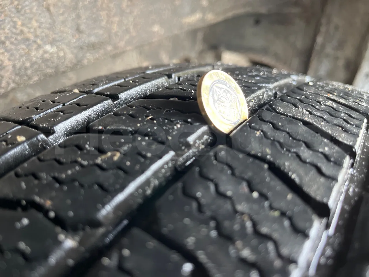 Mercedes-Benz 313 CDI   CDI - Euro3 - 95kW - 5.640mt - tread condition second axle tires right