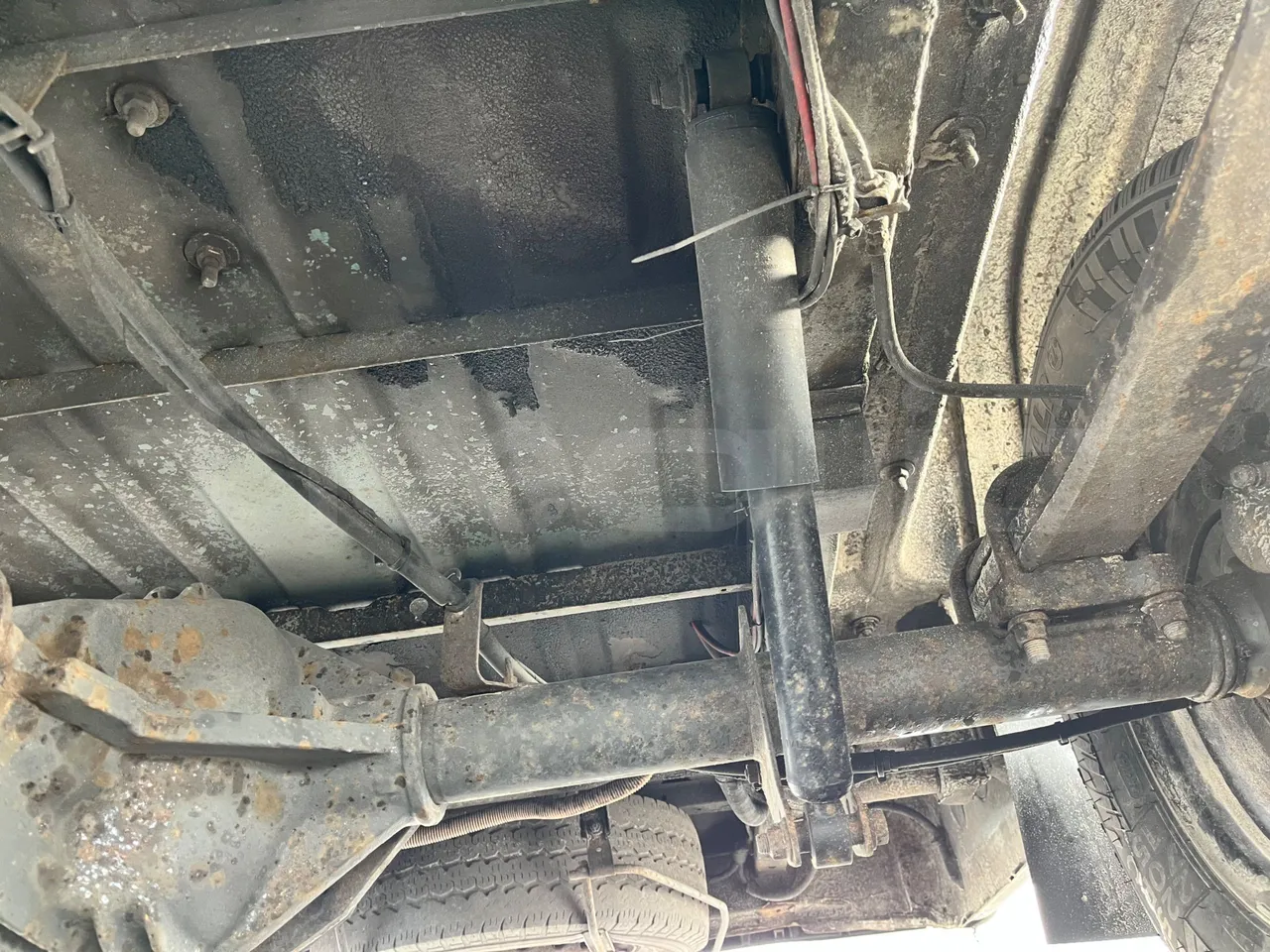 Mercedes-Benz 313 CDI   CDI - Euro3 - 95kW - 5.640mt - axle 2 shock absorbers 1 left