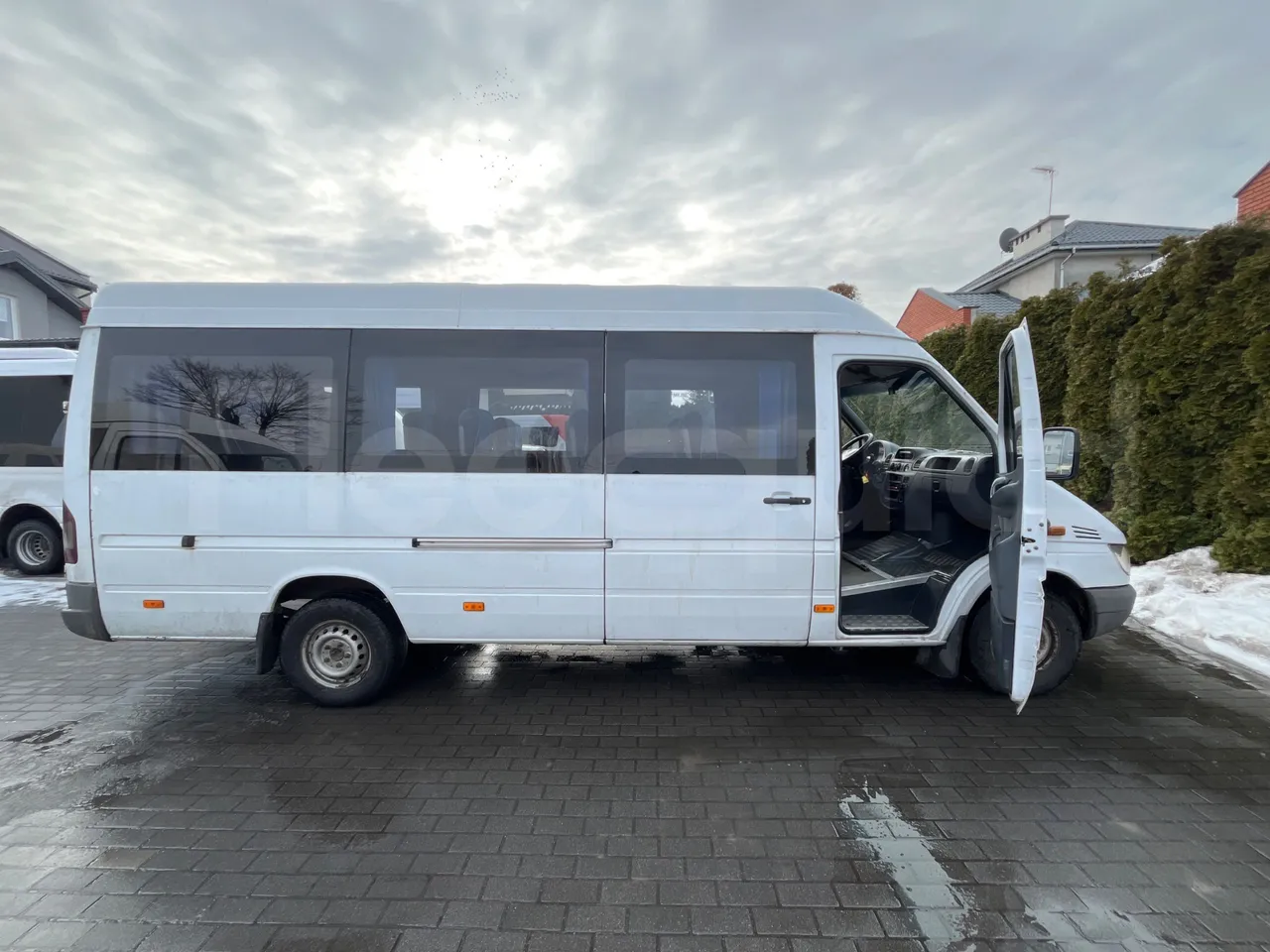 Mercedes-Benz 313 CDI   CDI - Euro3 - 95kW - 5.640mt - right side doors open