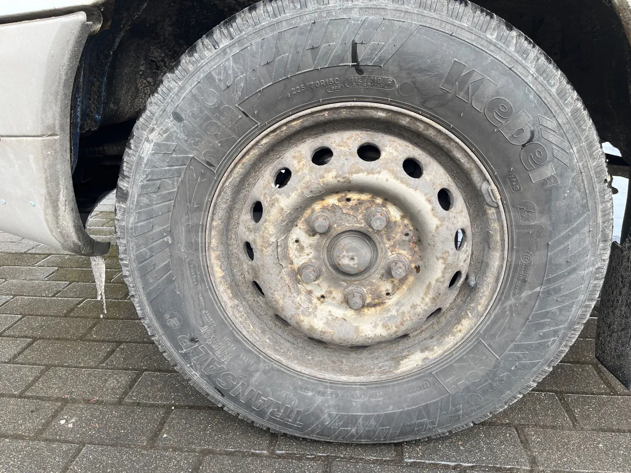 Mercedes-Benz 313 CDI   CDI - Euro3 - 95kW - 5.640mt - front left tire measurements