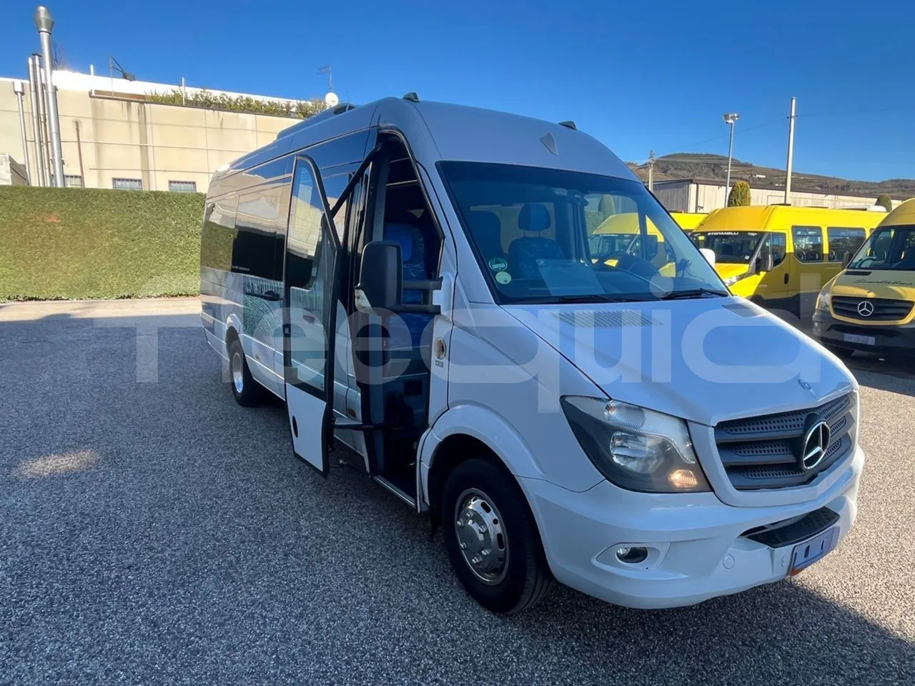 Mercedes-Benz Sprinter 906BB50 - Euro6 - 140kW - 7.361mt - 3/4 right front doors open