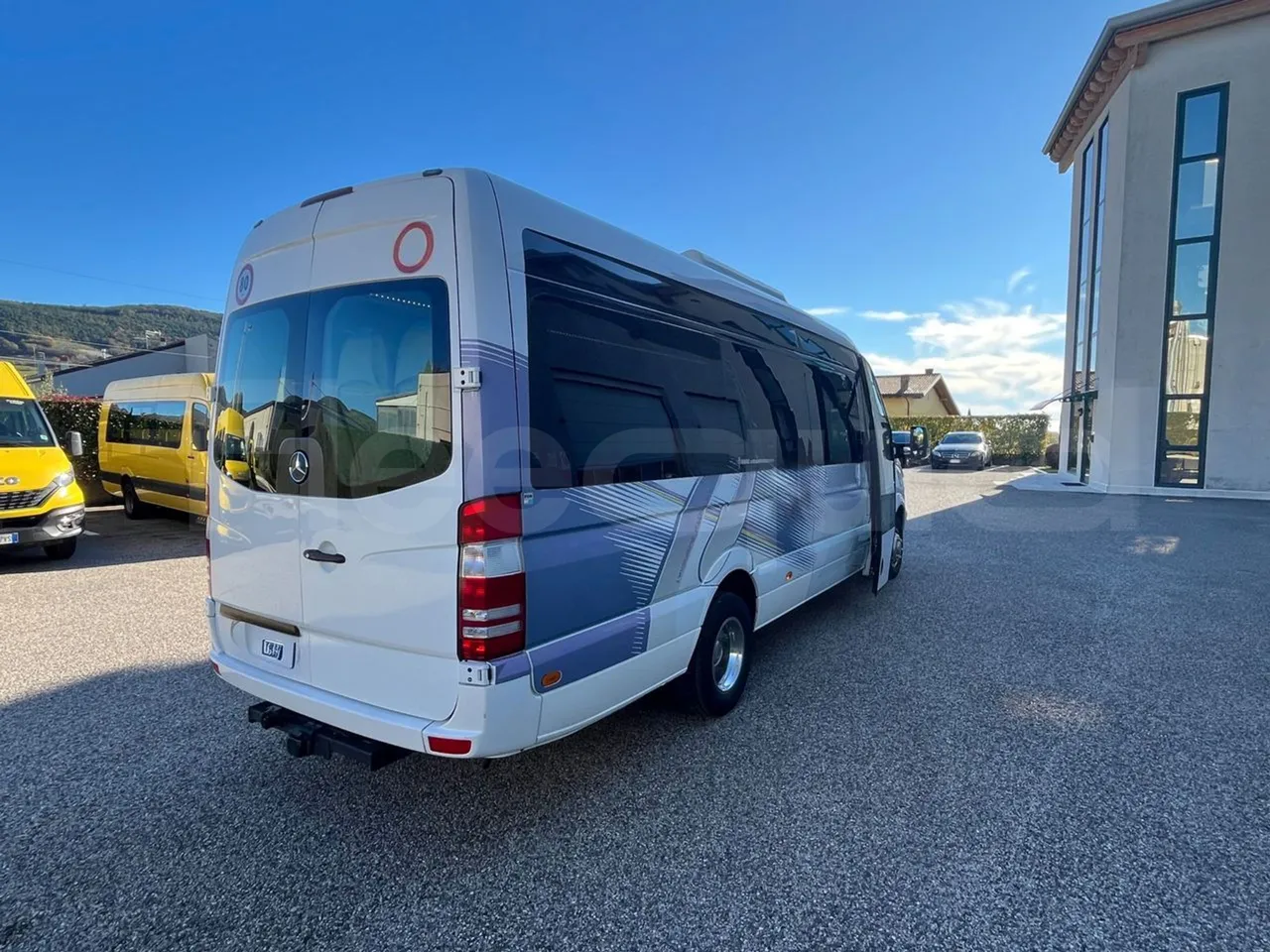 Mercedes-Benz Sprinter 906BB50 - Euro6 - 140kW - 7.361mt - 3/4 right rear doors open