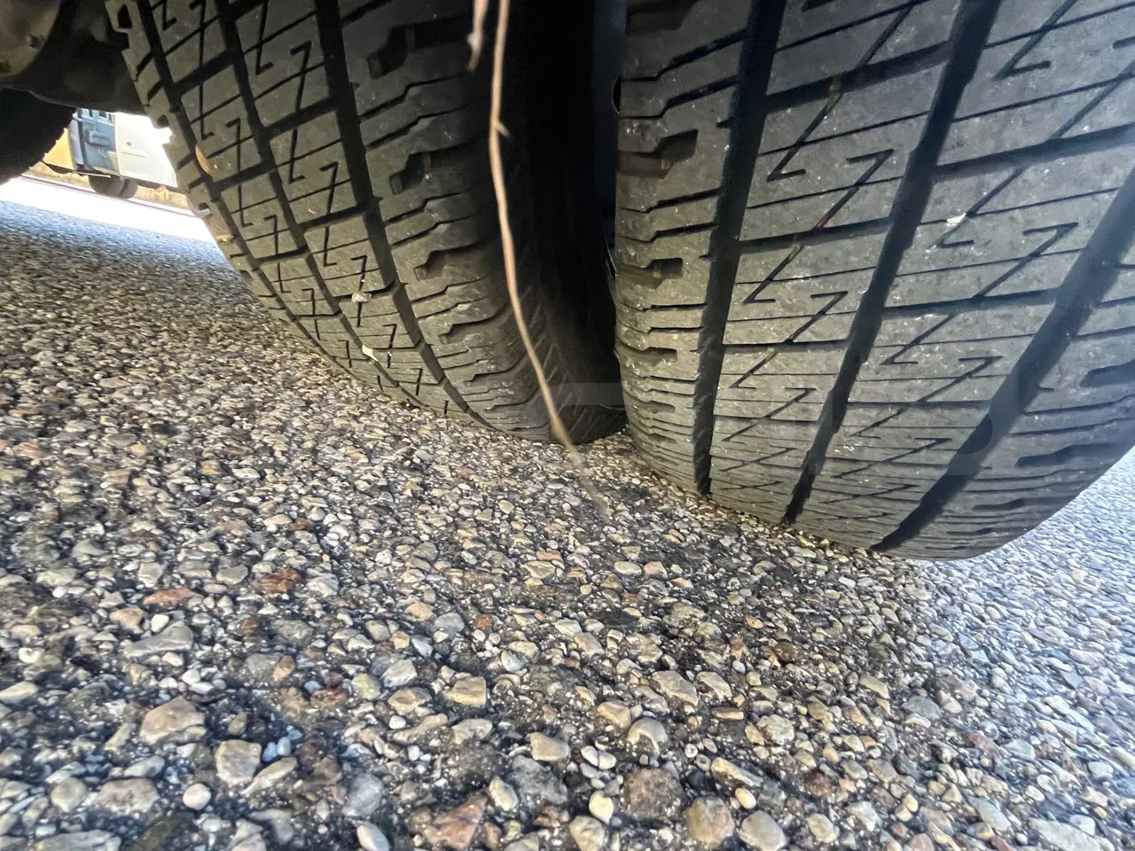 Mercedes-Benz Sprinter 906BB50 - Euro6 - 140kW - 7.361mt - tread condition front tires left