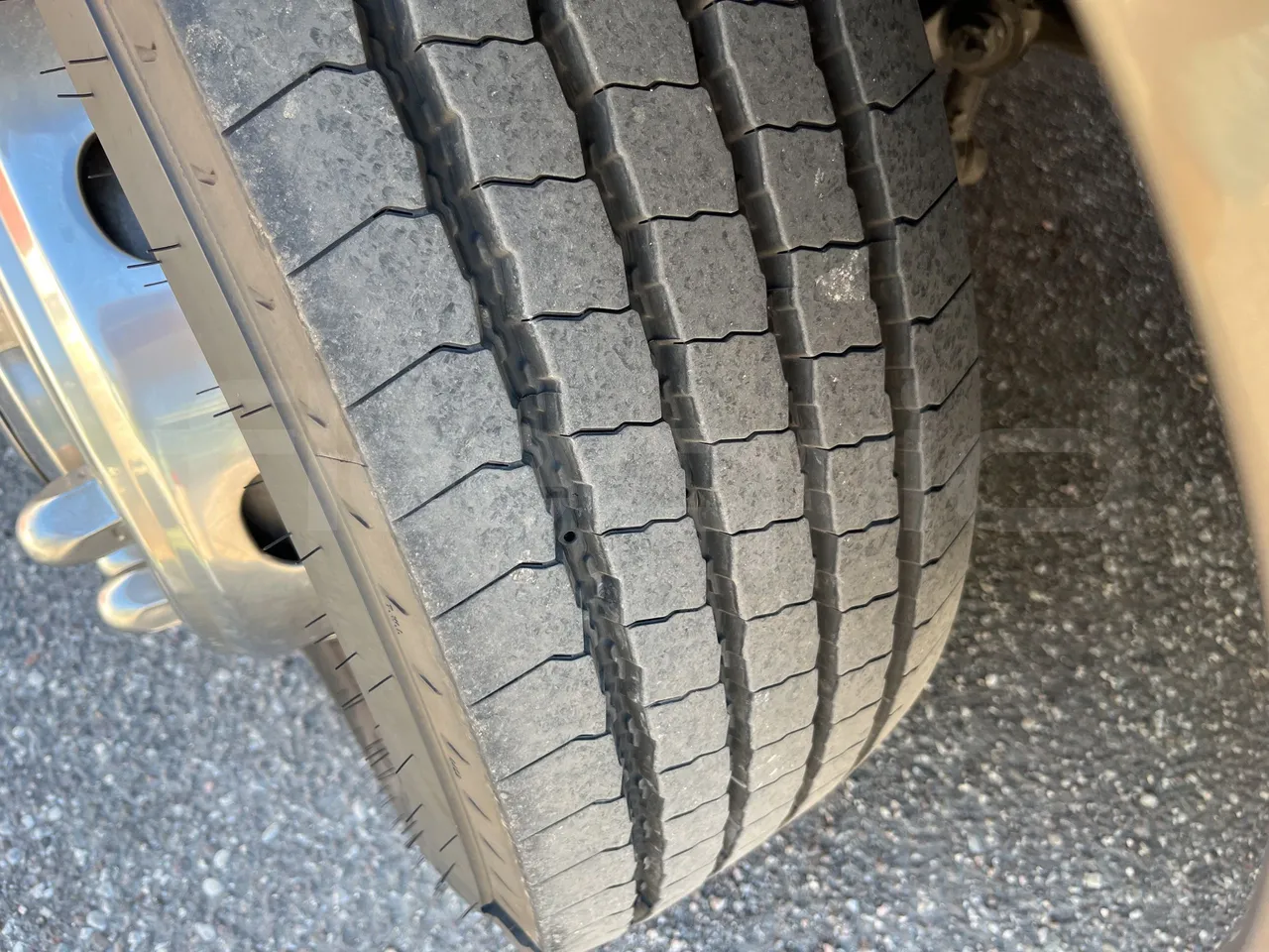 Mercedes-Benz Tourino - First Axle Right Side: Tyre Tread