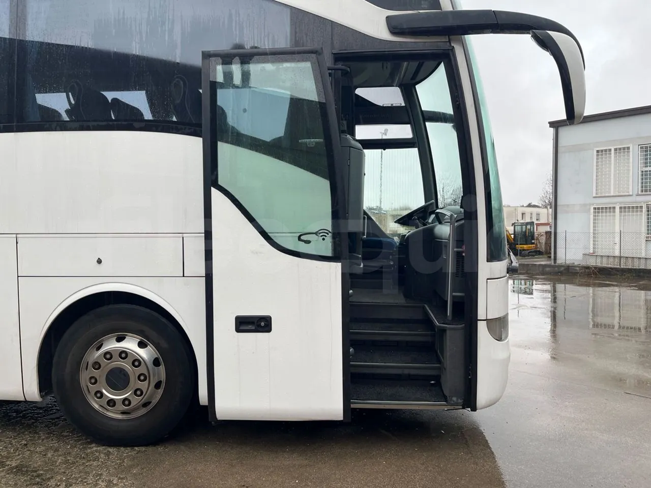 Mercedes-Benz Tourismo 632 01 - Euro6 - 315kW - 12.140mt - front door 3 open