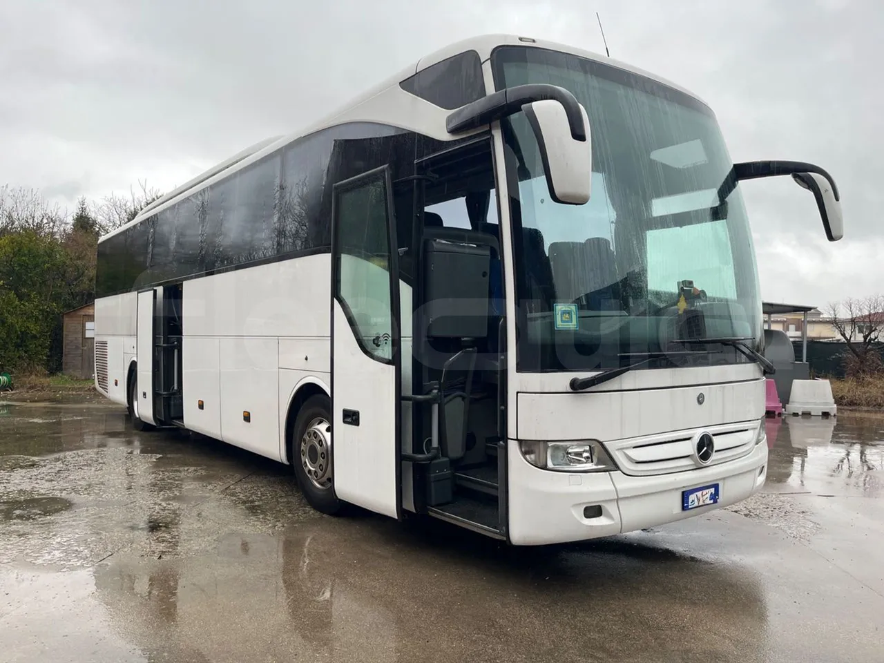 Mercedes-Benz Tourismo 632 01 - Euro6 - 315kW - 12.140mt - 3/4 right front doors open